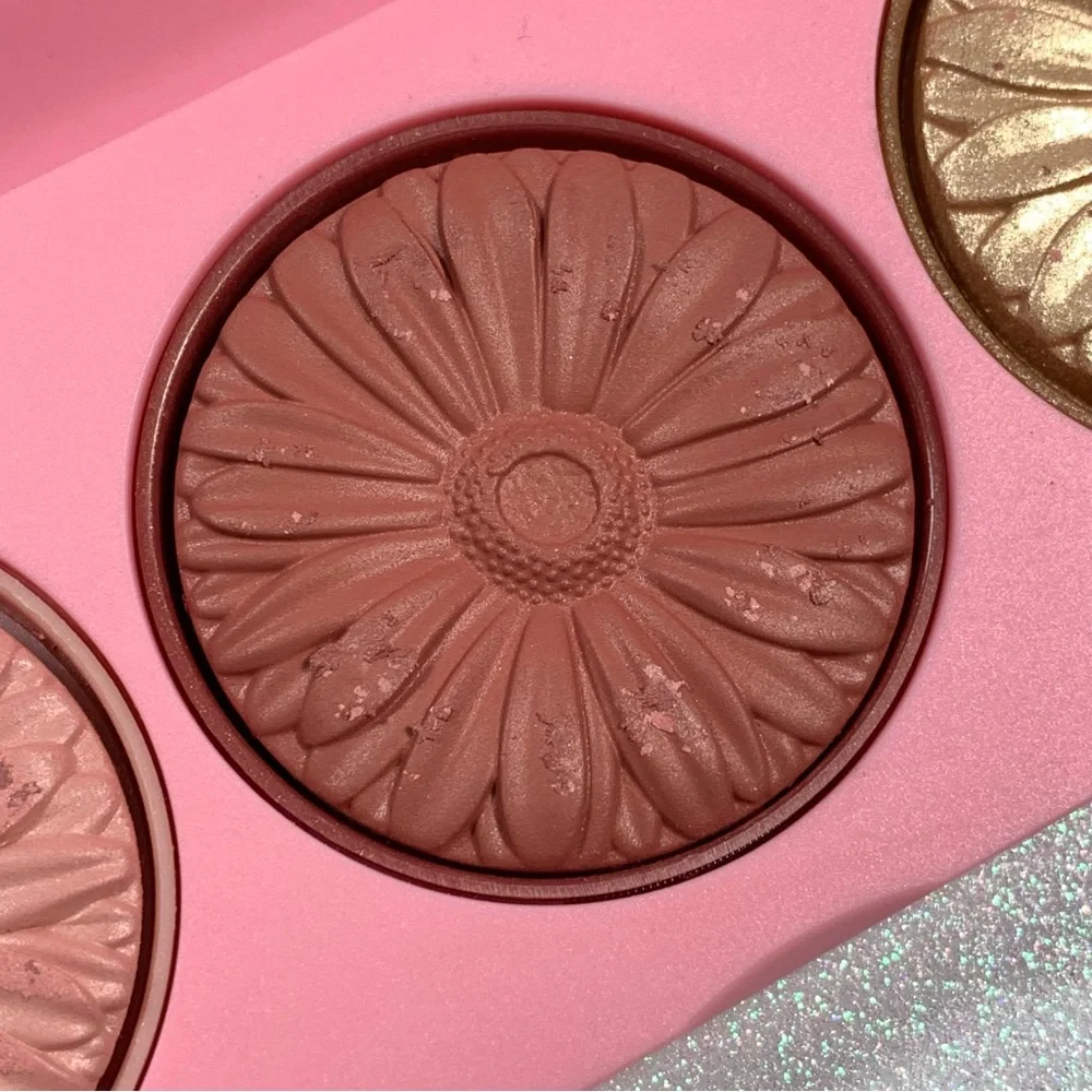 Clinique Good to Glow Face Palette BNIB **READ, DAMAGED**